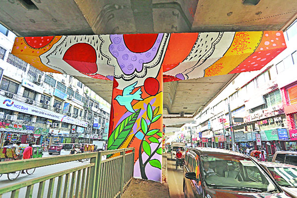 উড়ালসড়কের খুঁটিতে দৃষ্টিনন্দন গ্রাফিতি