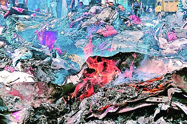 বঙ্গবাজারে কাপড়ের স্তূপ থেকে বের হচ্ছে ধোঁয়া