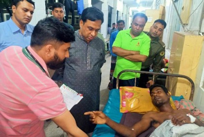 গোদাগাড়ীর সেই কৃষককে দেখতে হাসপাতালে জেলা প্রশাসক