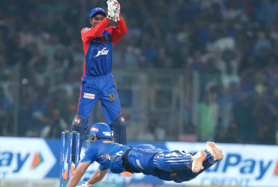 নাটকীয় লড়াইয়ে শেষ বলে মুম্বাই ইন্ডিয়ান্সের জয়