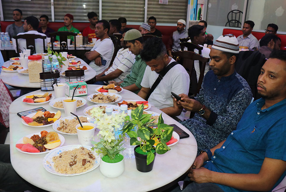 দেশীয় রেস্তোরাঁর কল্যাণে মালয়েশিয়ায় প্রবাসীদের ইফতার