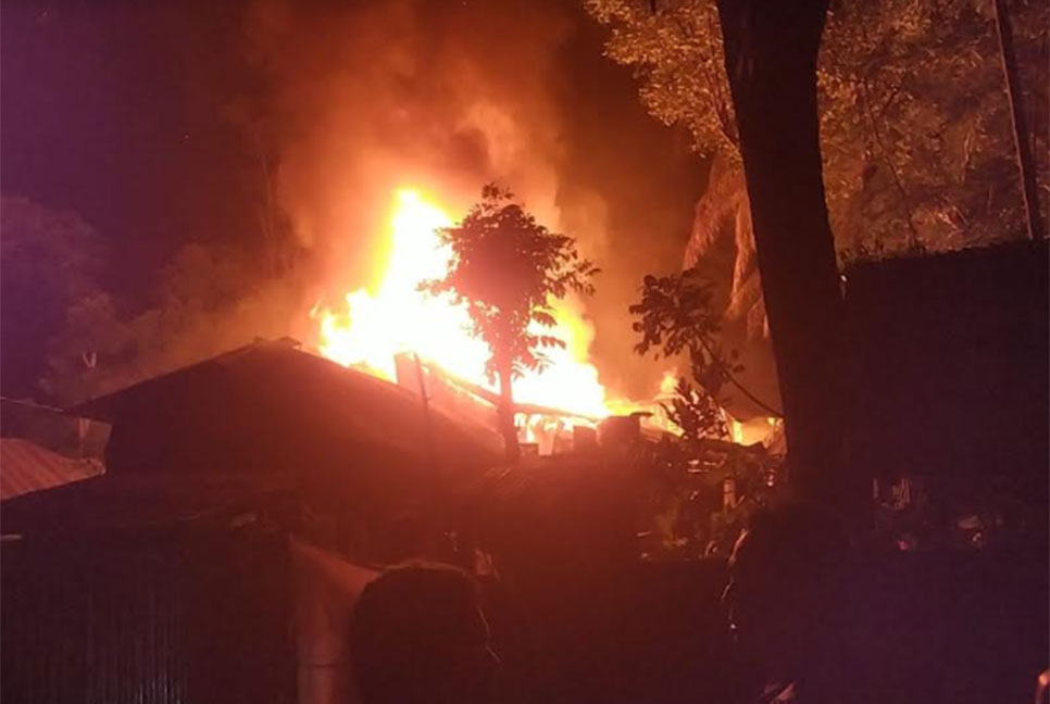 দুমকীতে রাতে আগুনে পুড়লো ৪ বসত ঘর