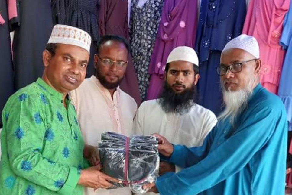 ফুলপুরে মাদরাসা ছাত্রীদের মাঝে বোরকা বিতরণ