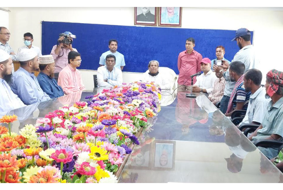 গোপালগঞ্জে পরিচ্ছন্নতা কর্মীদের মাঝে অনুদান বিতরণ