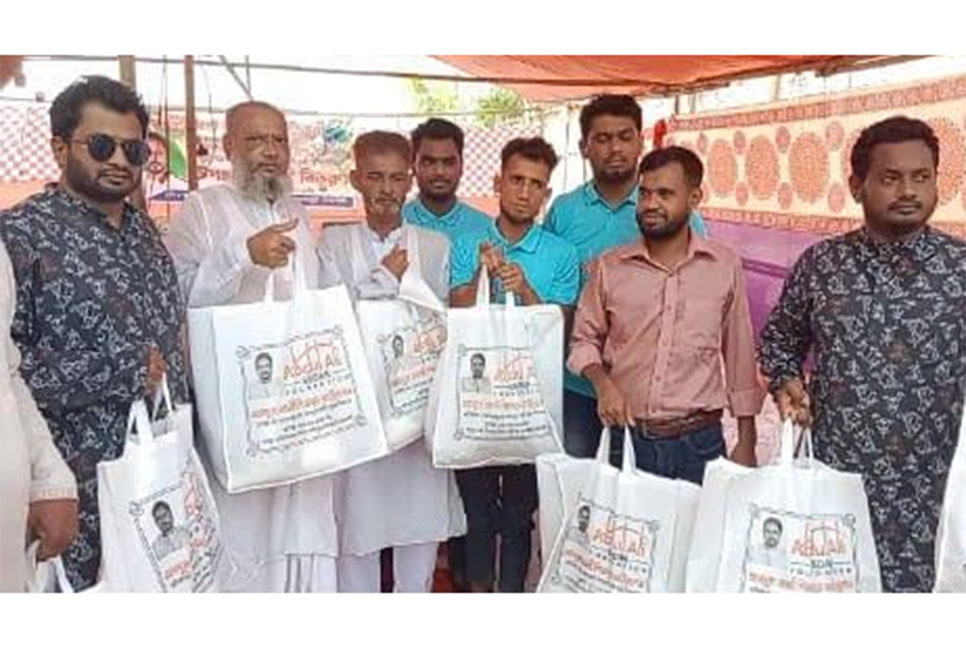 নোয়াখালীতে গরিব ও অসহায়দের মাঝে ঈদ উপহার সামগ্রী বিতরণ