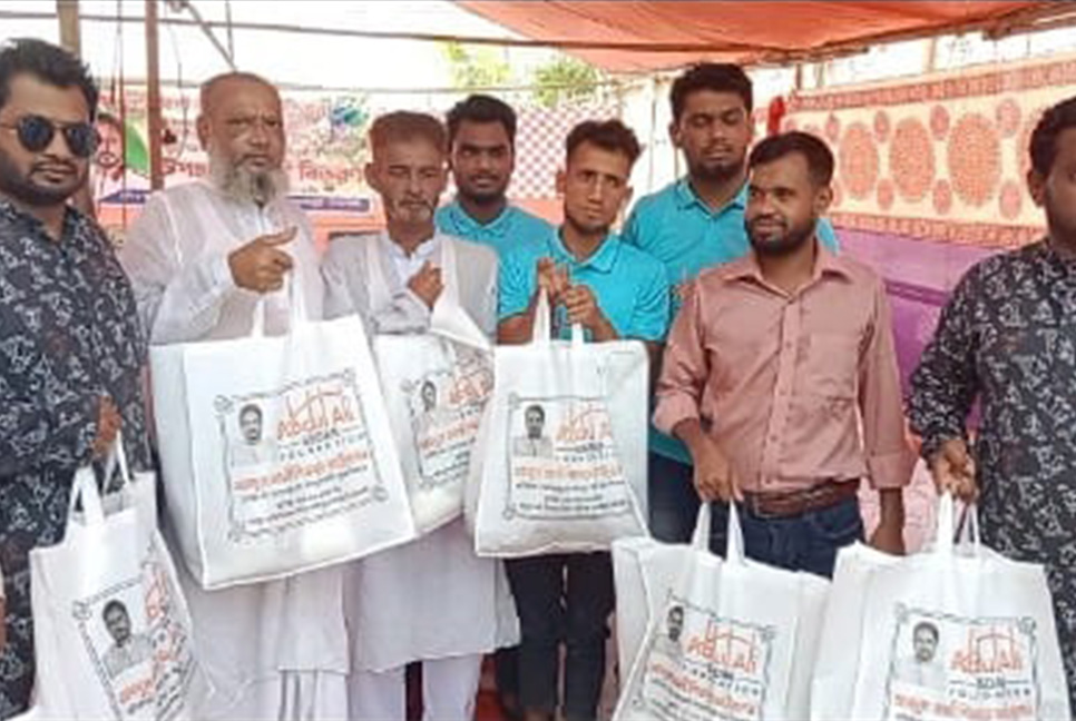 নোয়াখালীতে গরিব-অসহায়দের মাঝে ঈদ উপহার বিতরণ