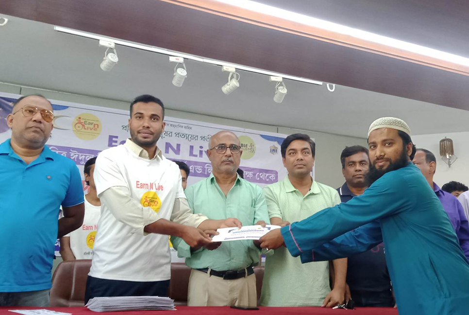 কুষ্টিয়ায় ইমামদের মাঝে ঈদ উপহার সামগ্রী বিতরণ 