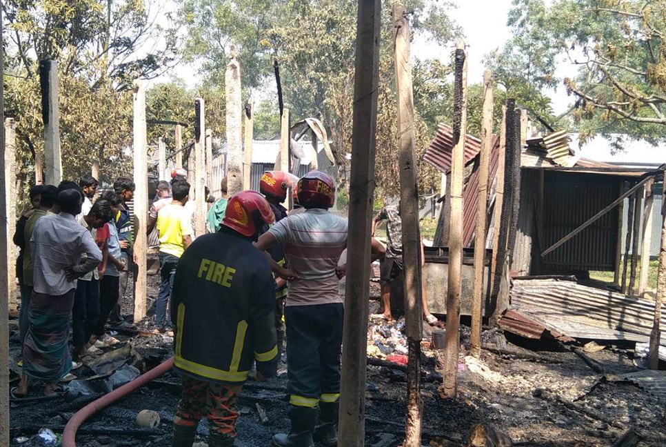 টাঙ্গাইলে বসতবাড়িতে অগ্নিকাণ্ড 