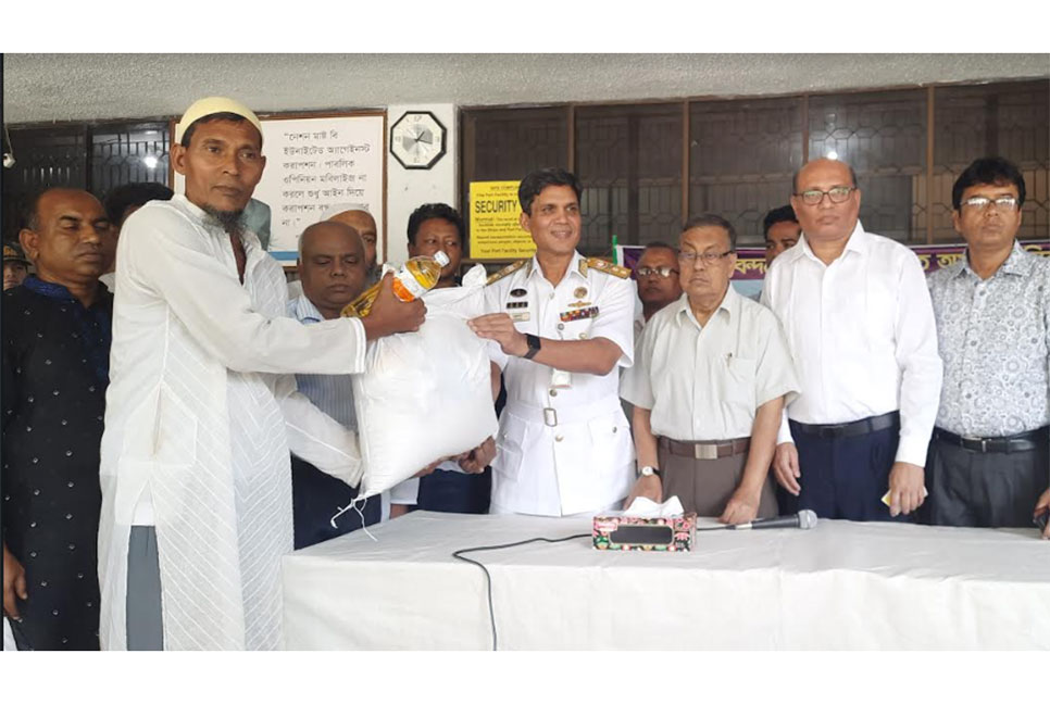 
মোংলা বন্দরে শ্রমিক-কর্মচারীদের 
ঈদ উপহার সামগ্রী প্রদান