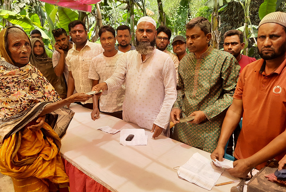 নিজের ১৫ মাসের ভাতা অসহায়দের দিলেন ইউপি চেয়ারম্যান