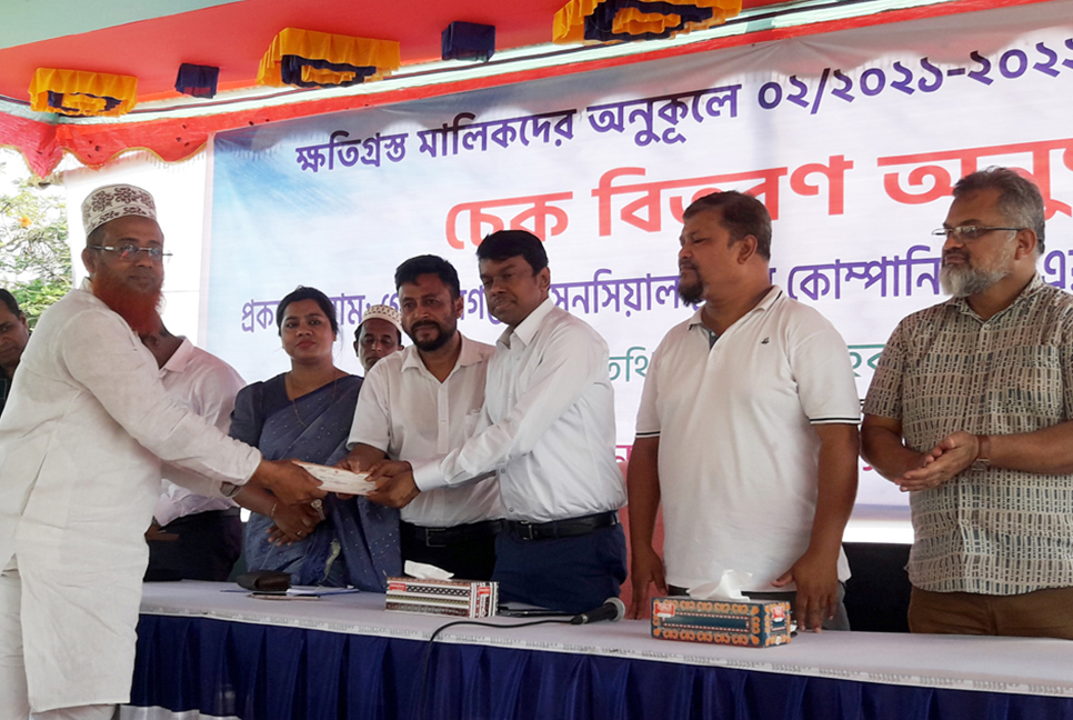 গোপালগঞ্জে ভূমি মালিকদের ক্ষতিপূরণের চেক দিলেন ডিসি