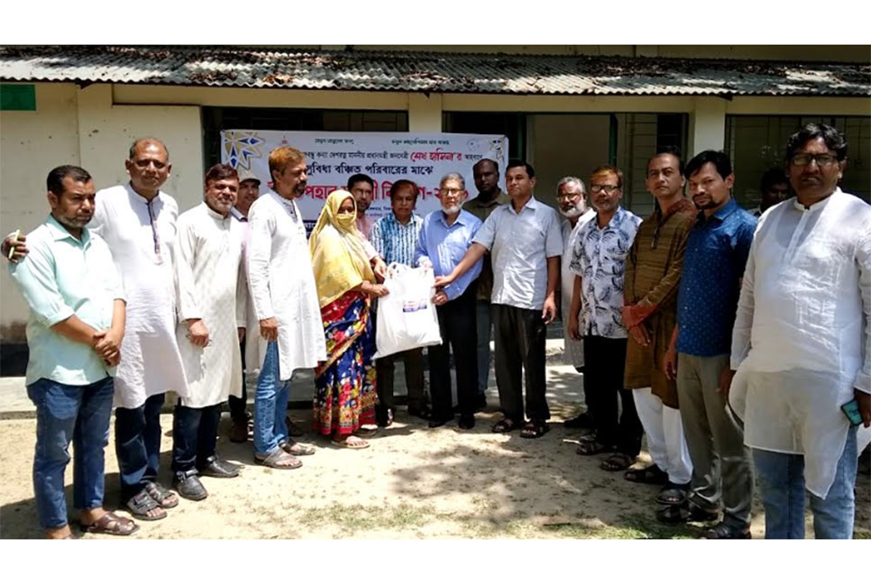 মাভাবিপ্রবি অফিসার্স অ্যাসেসিয়েশনের উদ্যোগে ঈদ উপহার সামগ্রী বিতরণ