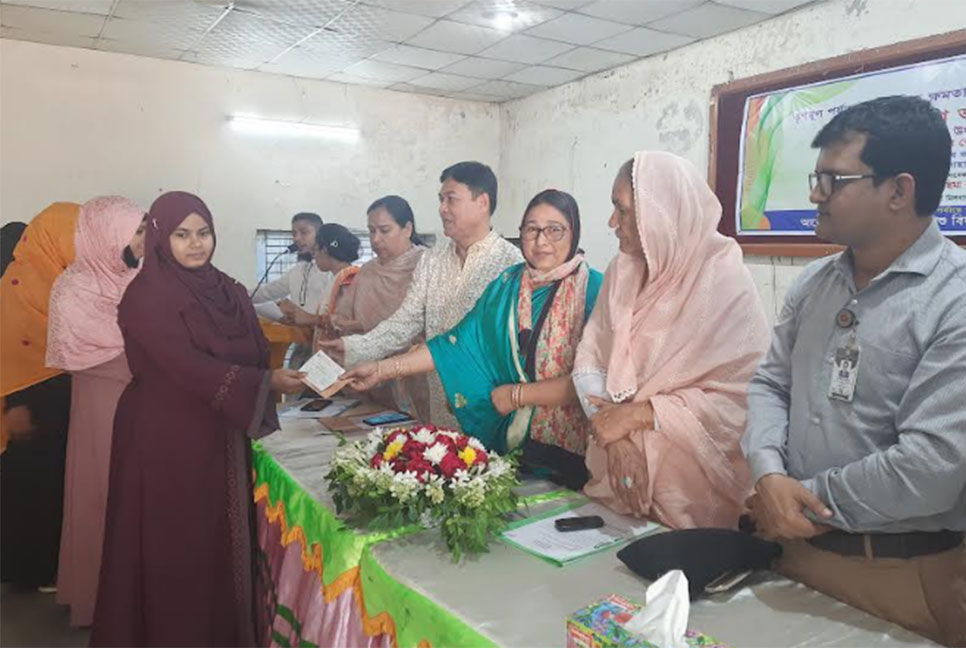 টাঙ্গাইলে নারী উদ্যোক্তাদের মাঝে চেক বিতরণ