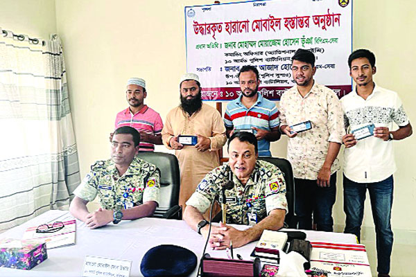 বরিশালে মোবাইল ফোন উদ্ধার করে মালিকের কাছে ফিরিয়ে দিল পুলিশ