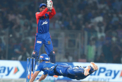 নাটকীয় লড়াইয়ে শেষ বলে মুম্বাই ইন্ডিয়ান্সের জয়