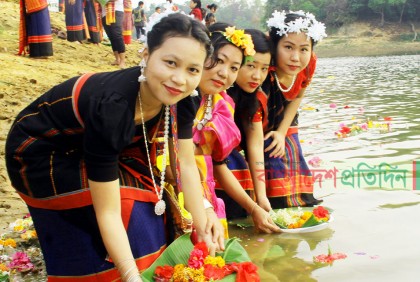 পাহাড়ে ফুল বিজুর উৎসব