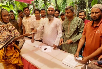 কর্মহীন ও হতদরিদ্র মানুষের মধ্যে টাকা বিতরণ