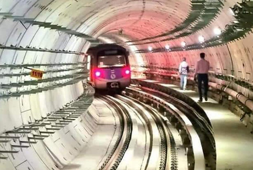 কলকাতায় নদীর তলদেশ দিয়ে ছুটল মেট্রোরেল

