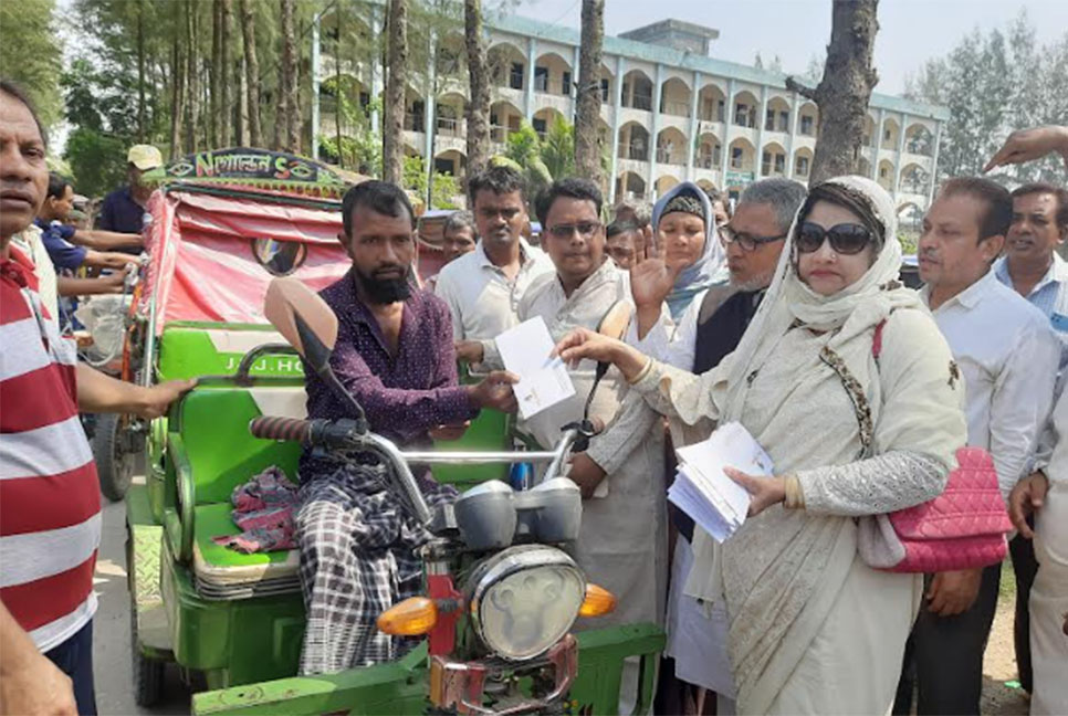কবিরহাটে রিকশা শ্রমিকদের মাঝে নগদ অর্থ বিতরণ