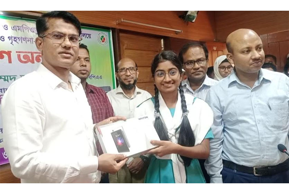 
বাগেরহাটে বিনামূল্যে ১৭৮২ শিক্ষার্থীকে ট্যাব প্রদান