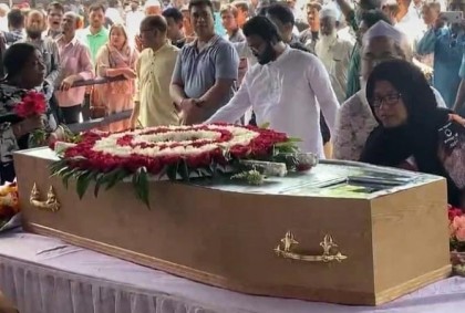 শহীদ মিনারে ডা. জাফরুল্লাহ চৌধুরীর মরদেহ 