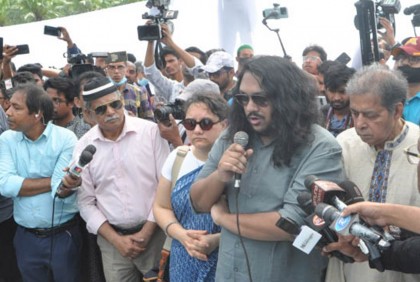 বাবার মরদেহে ছুরি চালানোর মতো কেউ নেই : ডা. জাফরুল্লাহর ছেলে

