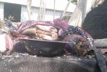 বগুড়ায় আগুনে পুড়ে ছাই কৃষকের বাড়ি