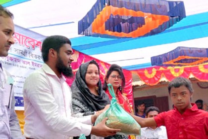 বগুড়ায় ঈদ সামগ্রী বিতরণ