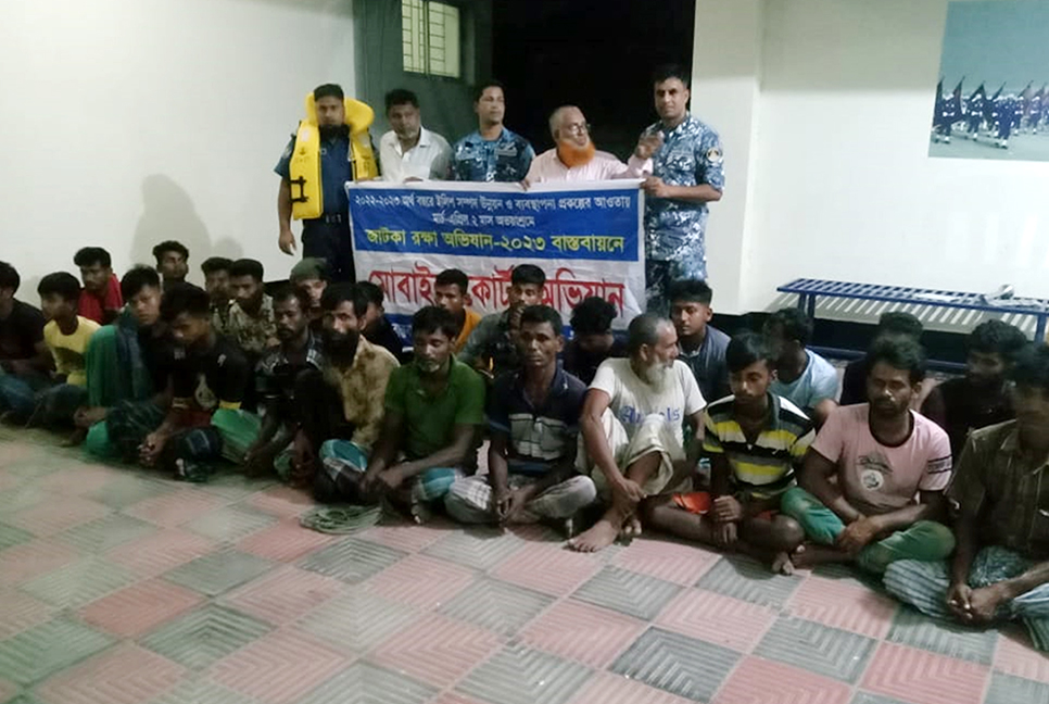 মেঘনায় জাটকা শিকারি ২৫ জেলে আটক, ১৯ জনের কারাদণ্ড