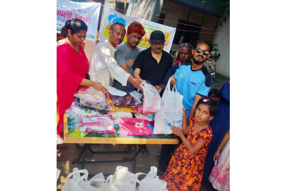 ঝিনাইদহে অসহায় মানুষের মাঝে উপহার সামগ্রী বিতরণ