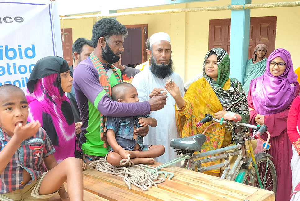 তাড়াইলে অসহায় দিনমজুর আজিজুলকে ভ্যান উপহার