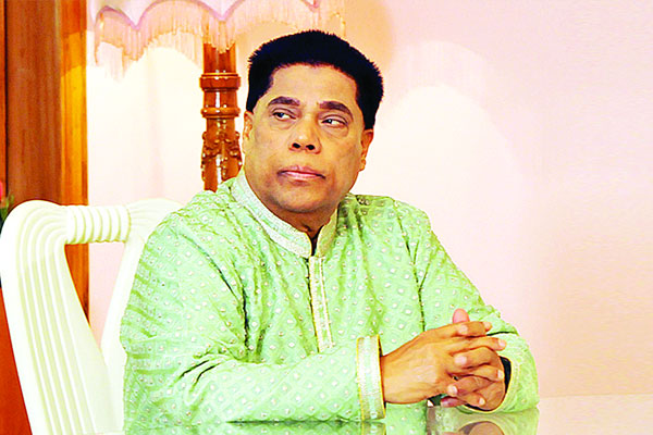 দর্শকদের আনন্দ দেওয়ার জন্য গেয়ে যাচ্ছি
