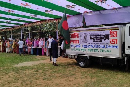 ডা. জাফরুল্লাহ চৌধুরীকে এক নজর দেখার জন্য মানুষের দীর্ঘ সারি