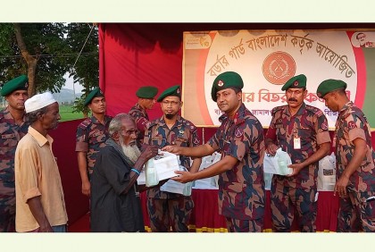 জামালপুরে গরিব ও অসহায় মানুষের মাঝে বিজিবির ইফতার বিতরণ