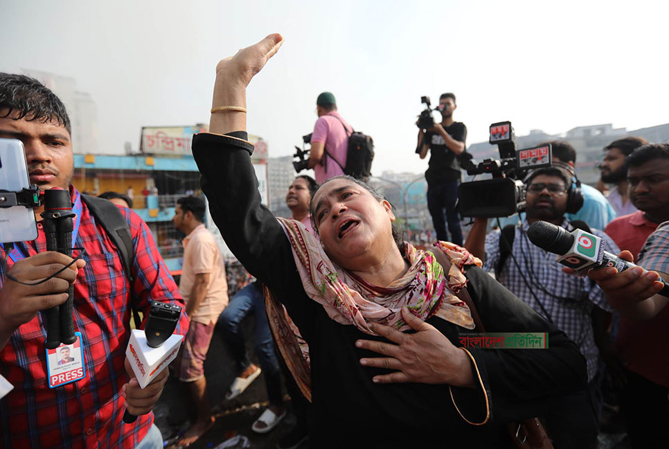 ক্ষতিগ্রস্ত ব্যবসায়ীদের আর্তনাদে ভারী নিউ মার্কেট এলাকা