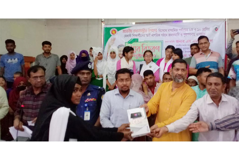 
গলাচিপায় শিক্ষার্থীদের মধ্যে ২৪৬টি ট্যাব বিতরণ