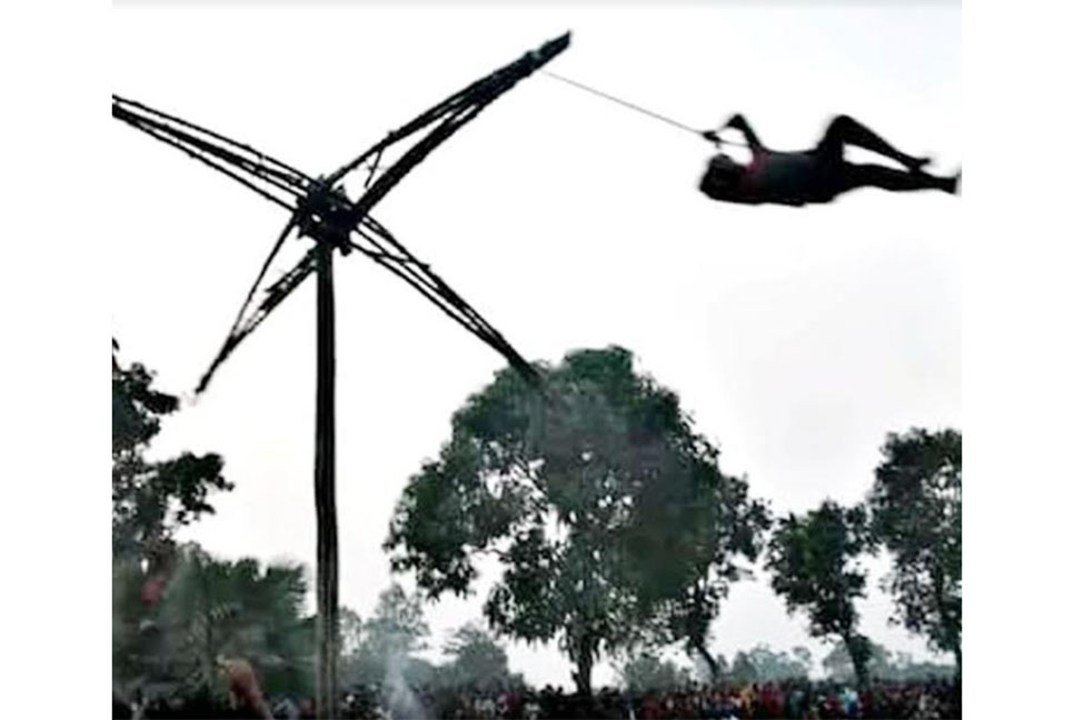 দিনাজপুরে ঐতিহ্যবাহী চরক পূজা ও মেলা 
অনুষ্ঠিত