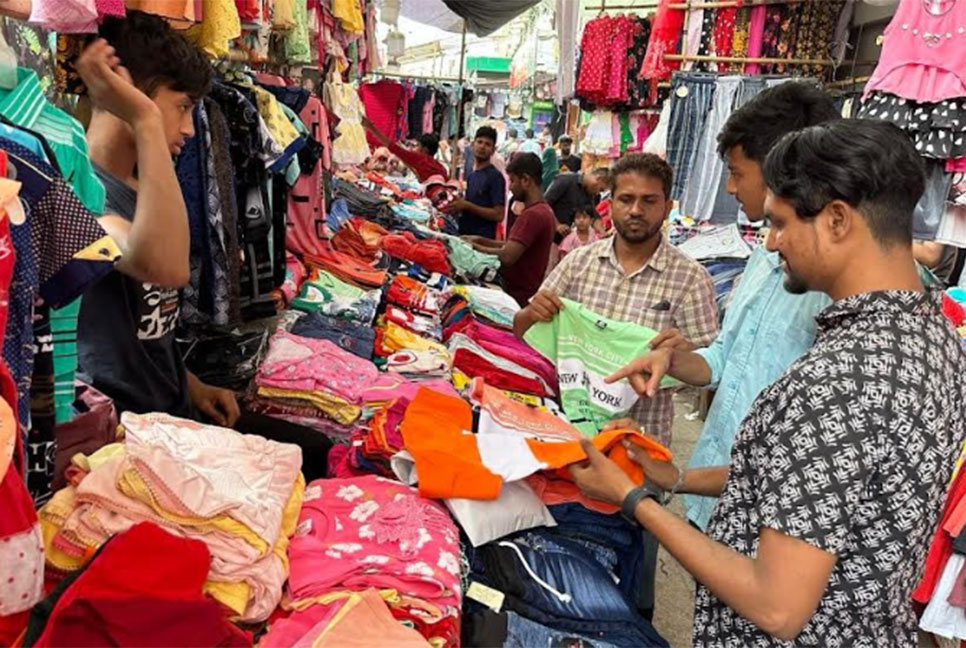 চট্টগ্রামের জহুর হকার্স মার্কেটে জমজমাট ঈদ বাজার
