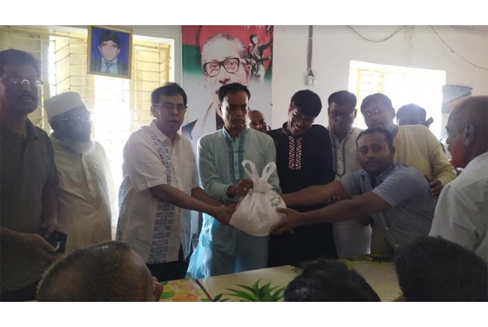 নড়াইলে অসহায় মানুষের মাঝে ঈদ উপহার বিতরণ 
