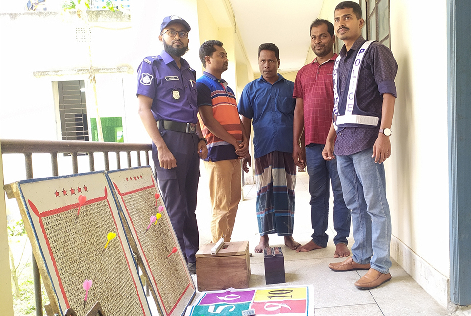 নলছিটিতে জুয়ার আসর থেকে আটক ৩