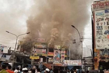 নিউ সুপার মার্কেটে আগুন, নিউ মার্কেট এলাকার আকাশ ধোঁয়ায় আচ্ছন্ন 