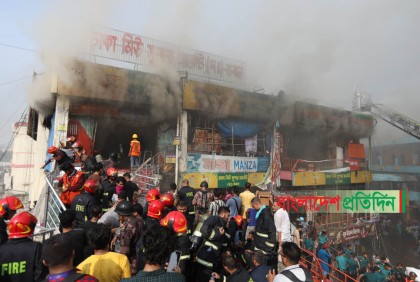 নিউ সুপার মার্কেটে অগ্নিকাণ্ড, একের পর এক বিস্ফোরণ হচ্ছে এসি