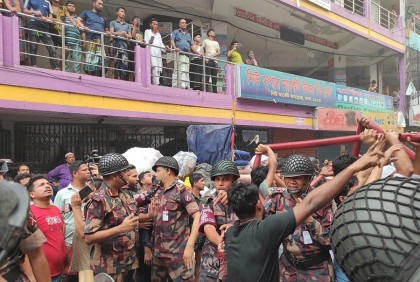 নিউ সুপার মার্কেটে অগ্নিকাণ্ড, বন্ধ আশপাশের মার্কেট 