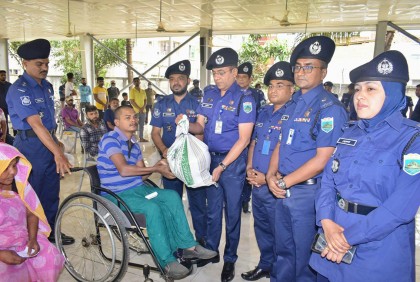 বগুড়ায় পুলিশের ঈদ উপহার বিতরণ