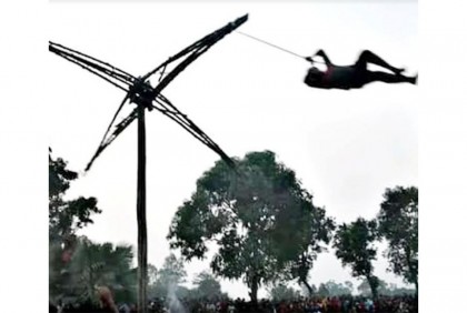 দিনাজপুরে ঐতিহ্যবাহী চরক পূজা ও মেলা 
অনুষ্ঠিত