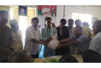 নড়াইলে অসহায় মানুষের মাঝে ঈদ উপহার বিতরণ 