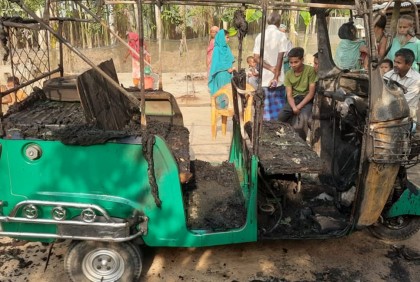 দুর্বৃত্তদের দেওয়া আগুনে পুড়ল সিএনজি