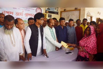 ধুনটে দুস্থ পরিবারের মাঝে নগদ অর্থ বিতরণ