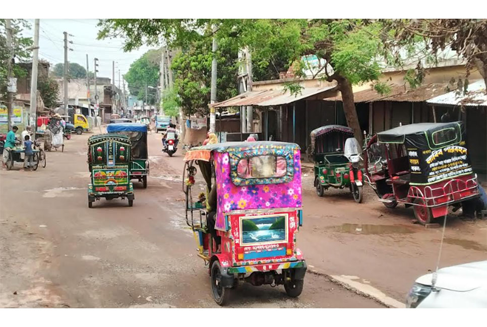 চাঁপাইনবাবগঞ্জে ৬শ মিটার সড়কে দুর্ভোগ