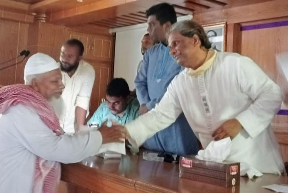 গোপালগঞ্জে ইমাম-মুয়াজ্জিনদের মাঝে ঈদ উপহার বিতরণ 
